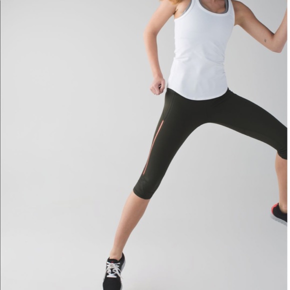 Lululemon Vent It Out Crop! Size 6. - Picture 2 of 7